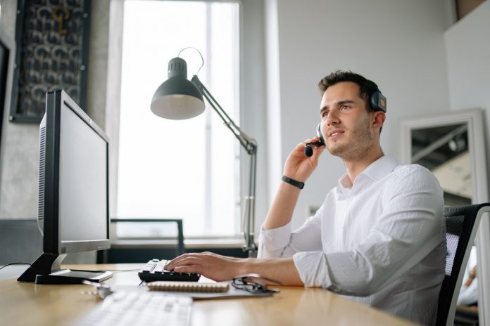 أفضل خمسة مزودي خدمة VoIP للأعمال لعام 2021: تحسين الاتصالات التجارية